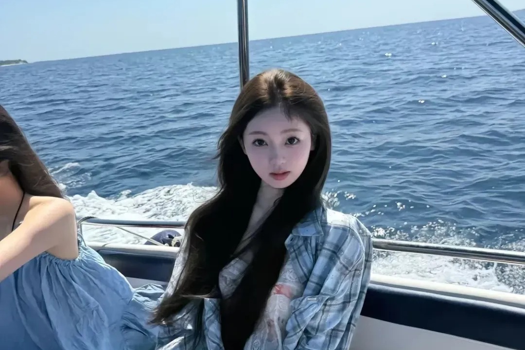 王思聪带女友过圣诞，去马尔代夫坐游艇出海，